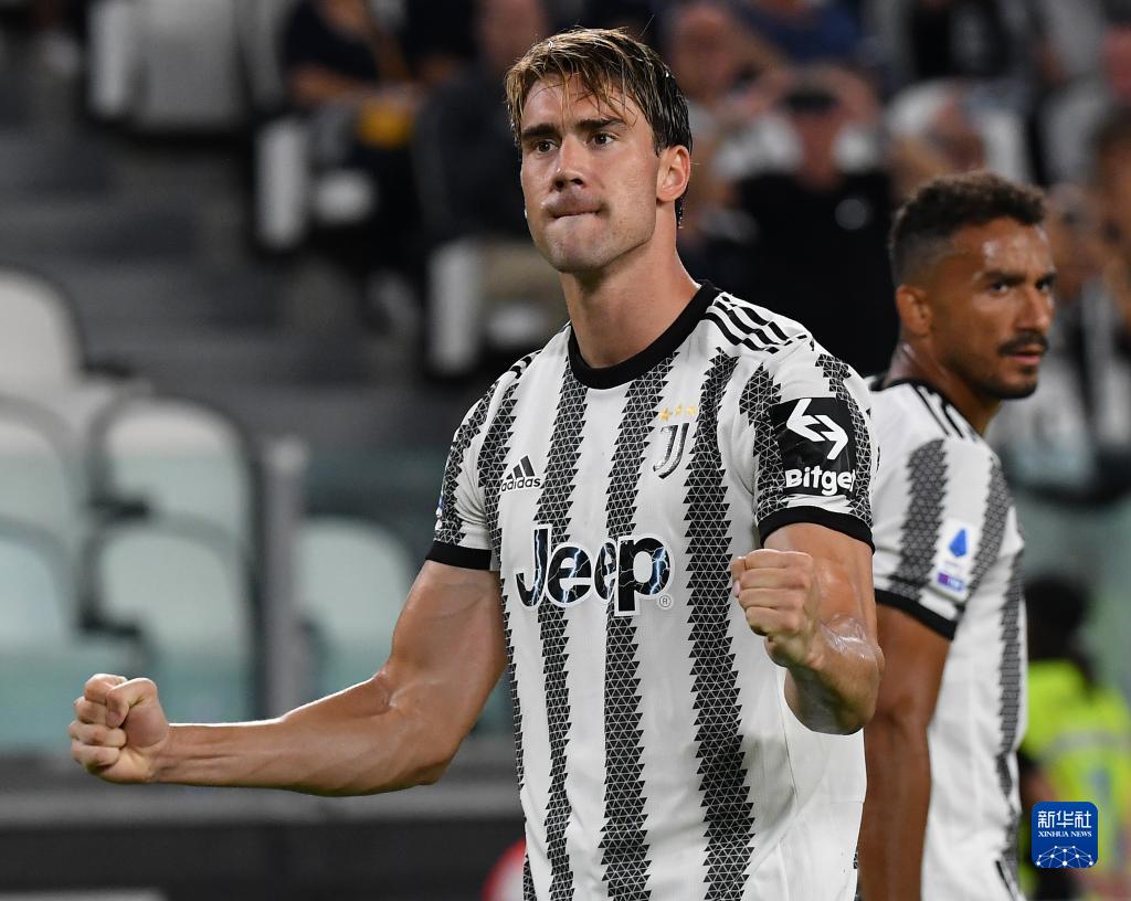 绿茵挥杆，心境随行——我的高尔夫初体验（碧草挥杆，心随球走——我的高尔夫初次邂逅）