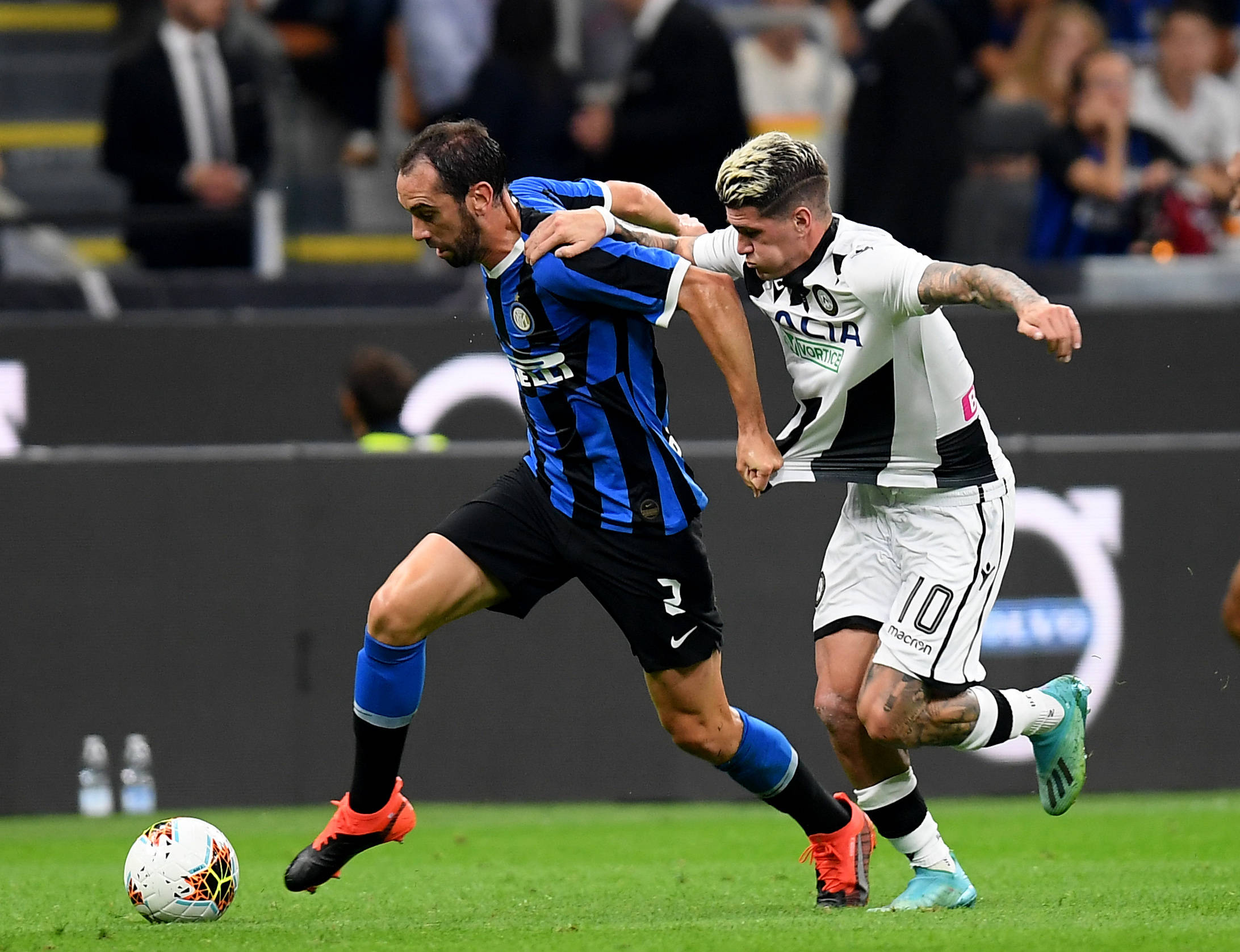 看似稳局却暗藏危机（表面平静却危机四伏）