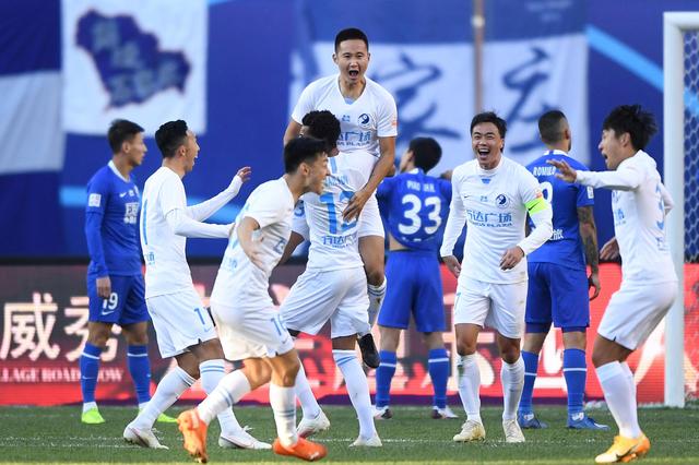 凯恩：基于出色开局，冲击莱万单赛季德甲41球是可以实现的（凯恩：凭借强势开局，冲击莱万德甲单季41球纪录完全可行）