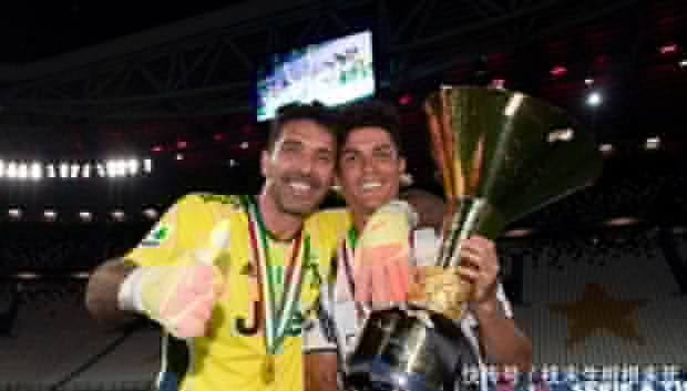 广东攻守兼备显示冠军相（广东攻防俱佳尽显冠军气质）