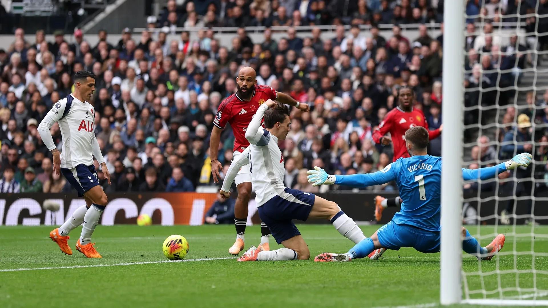 杰伦·约翰逊半场三双创纪录，成道格·里弗斯后首人（杰伦·约翰逊半场砍下三双刷新纪录，成为里弗斯以来第一人）